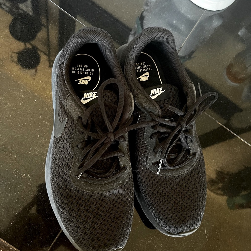 Sz 9 almost brand new Nikes.